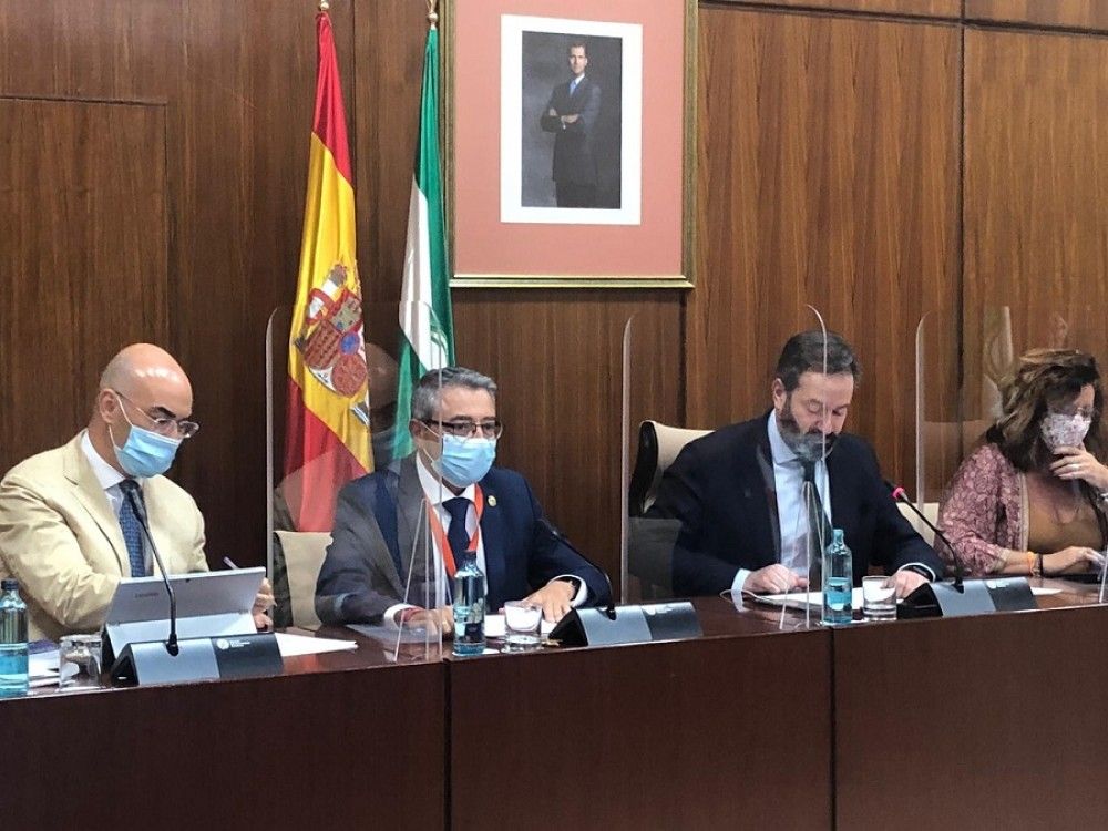 El presidente de la Diputación apuesta por replicar en toda Andalucía el Plan Vía-ble para mejorar la conexión por carretera de los pueblos del interior