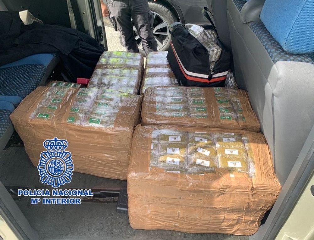 Intervenidos en Coín 300 kilogramos de hachís tras dar el alto al conductor de una furgoneta que realizaba maniobras temerarias