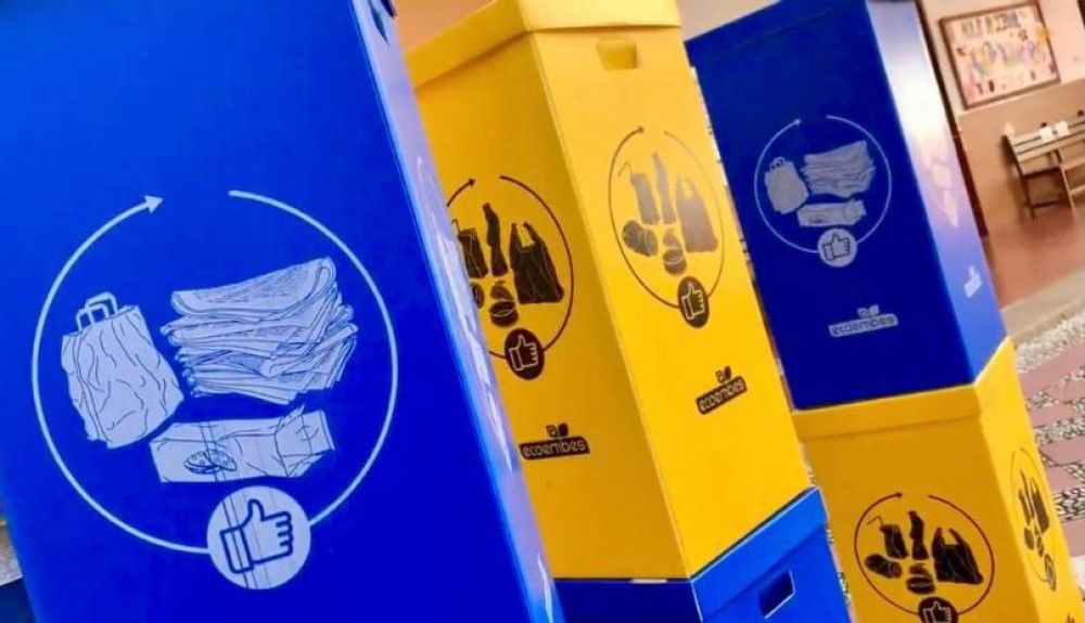 Reparto de papeleras para el reciclaje de residuos en colegios de Antequera