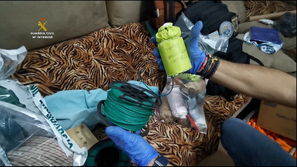 La Guardia Civil desmantela un taller clandestino de fabricación de explosivos ubicado en un bloque de viviendas