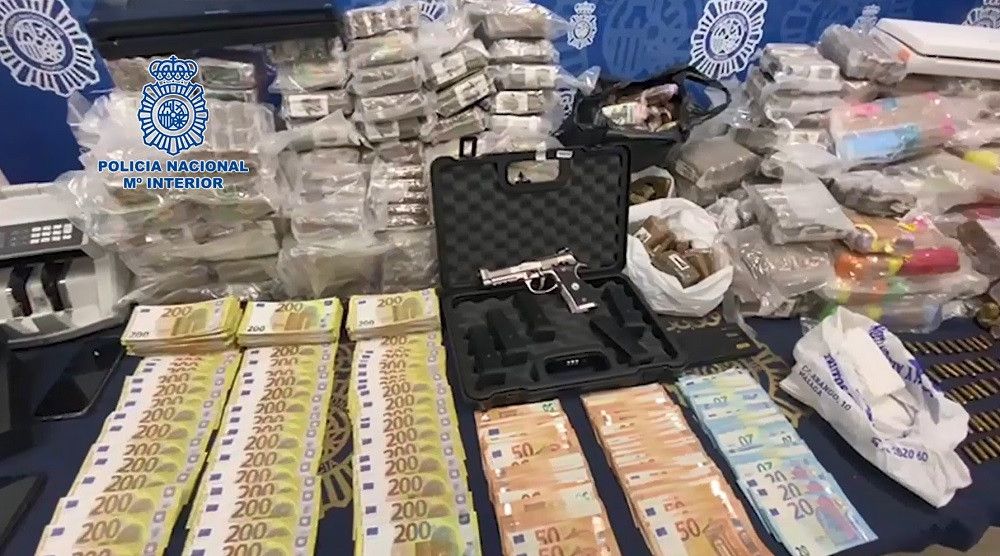 La Policía Nacional detiene a un matrimonio en Málaga por tráfico de drogas e interviene 150 kilos de hachís, más de 200.000 euros y una pistola