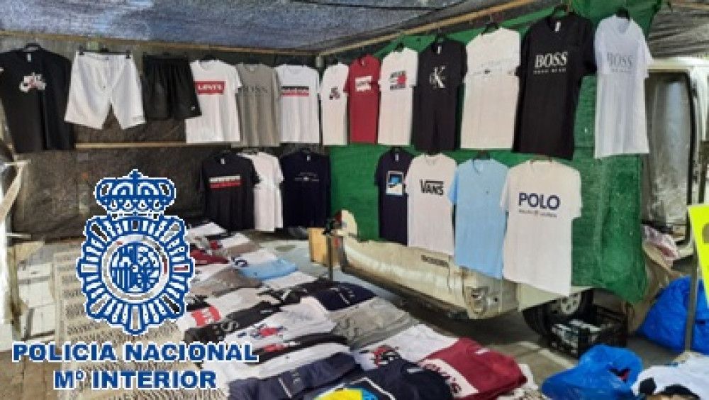 La Policía Nacional interviene más de 19.500 efectos falsificados en Fuengirola y Mijas en una operación con 15 detenidos por un delito contra la propiedad industrial