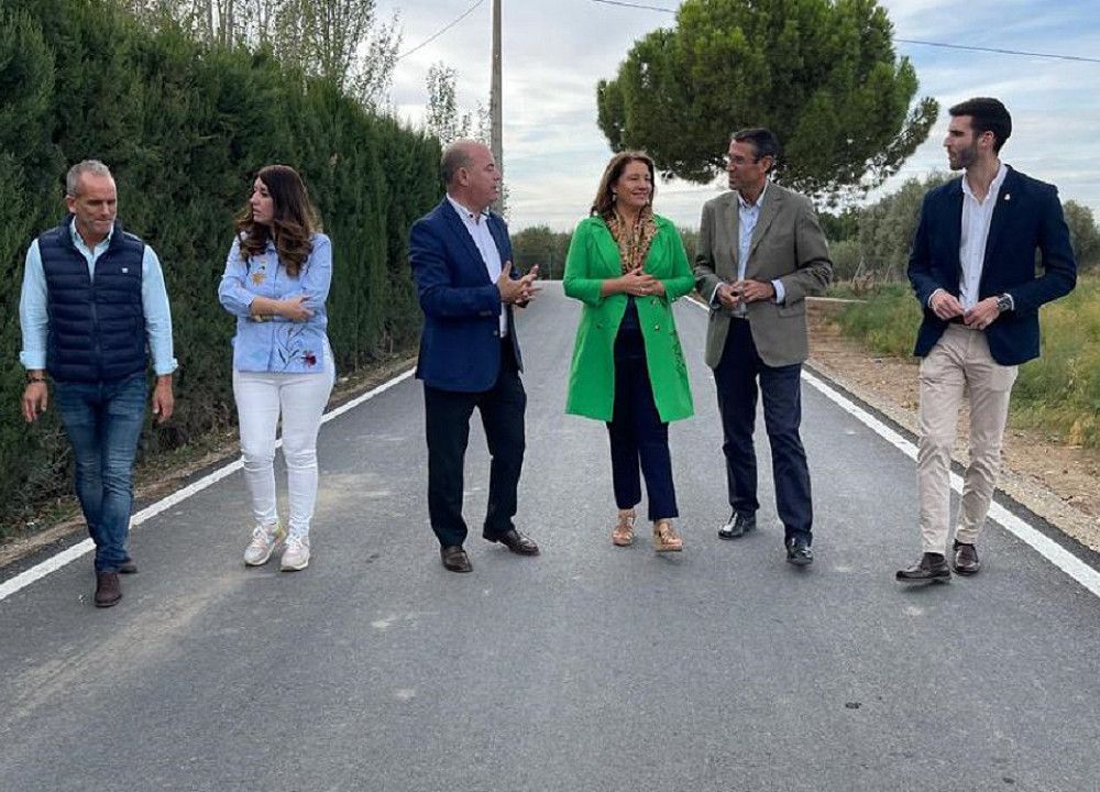 La consejera de Agricultura resalta la inversión de 9,5 millones de euros para vías rurales en Málaga en su visita al camino Partido Alto de Antequera