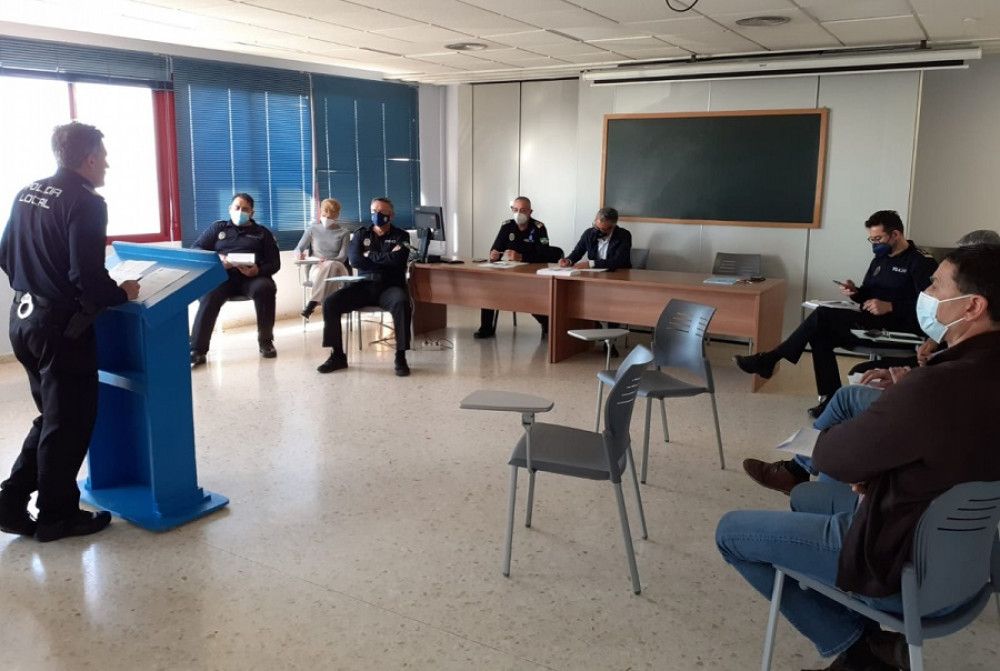 La Policía Local pondrá en marcha varias campañas para controlar el cumplimiento de las ordenanzas en materia de depósito de la basura en su horario y recogida de excrementos de mascotas