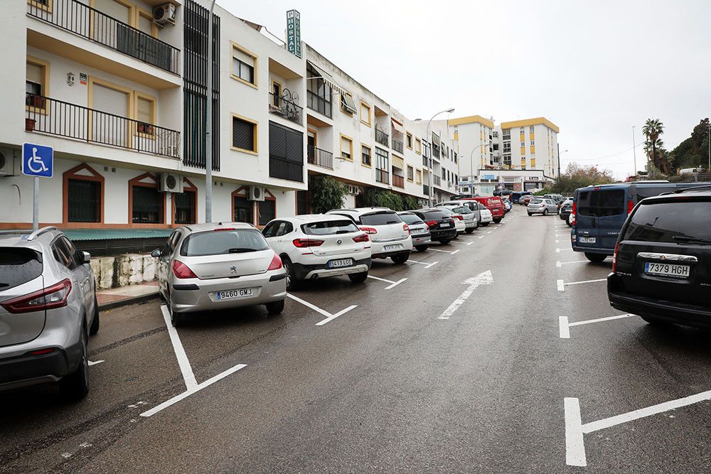 Remodeladas las calles Geranios, Bahía y Doña Juanita de San Pedro Alcántara para incrementar en medio centenar las plazas de aparcamiento