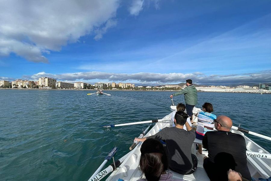 Más de 200 personas disfrutan de la Senda Azul y de la experiencia de remar en jábegas en el litoral malagueño