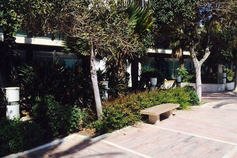 Unas oficinas inmensas, en primera línea de playa y condenadas al abandono