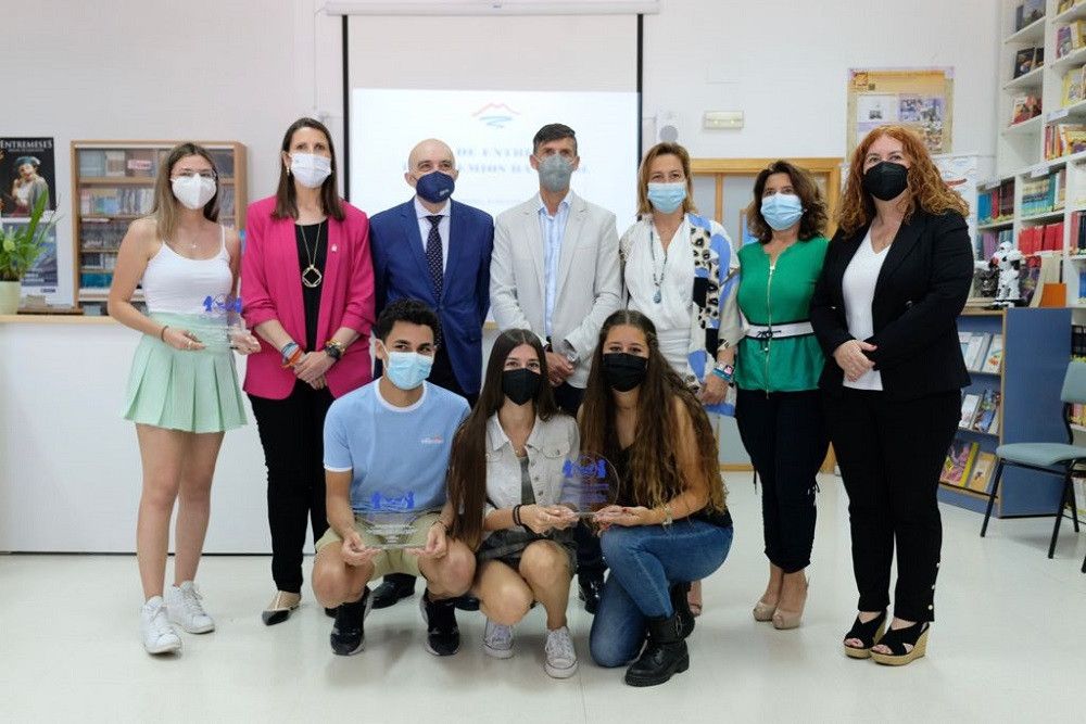 La delegada de Educación y Deporte hace entrega de los premios de la campaña “Despilfarro Cero” en el IES Monterroso de Estepona