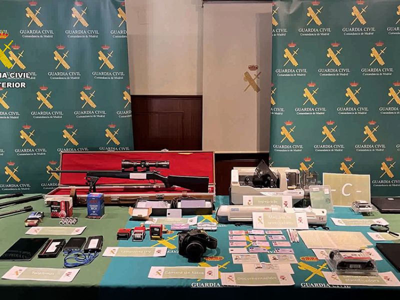 La Guardia Civil detiene a tres personas que falsificaban documentos destinados a la inmigración irregular en España