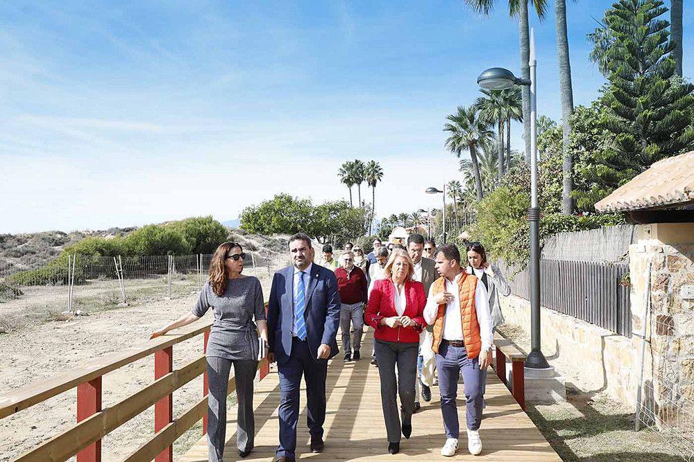 El Ayuntamiento y Acosol culminan un nuevo tramo de la senda litoral que une Río Real con Los Monteros a través de una pasarela y mejora el saneamiento integral en todo el entorno
