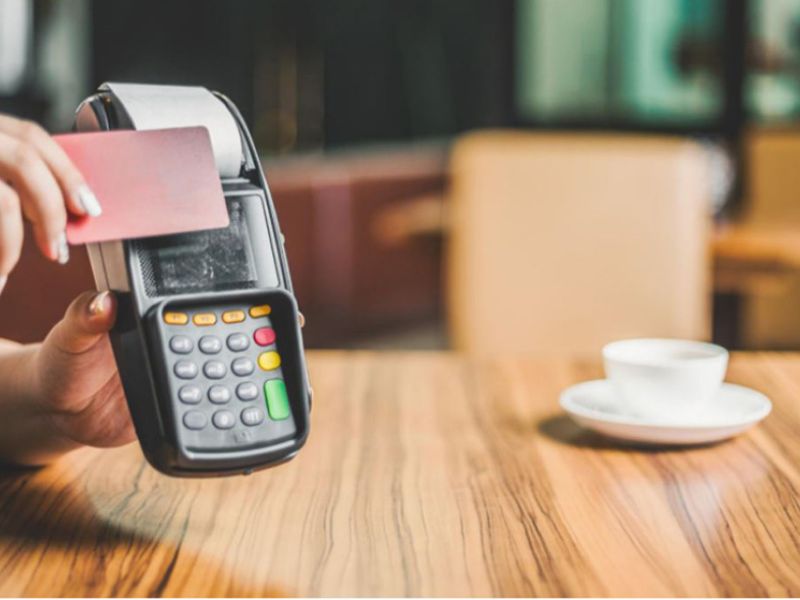Consumo advierte de que es ilegal que los bares y restaurantes cobren una cantidad extra en concepto de cubierto o servicio