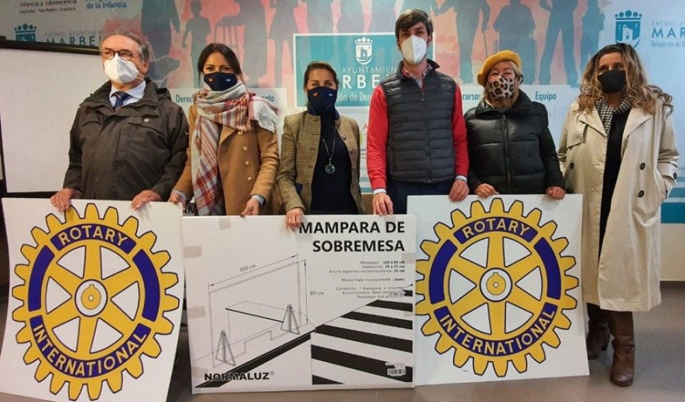 La Delegación de Derechos Sociales recibe una docena de mamparas de protección del Rotary Club de Marbella