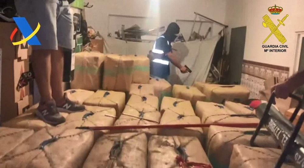Intervenidos 3.600 kilos de hachís ocultos en un garaje en Ayamonte (Huelva)