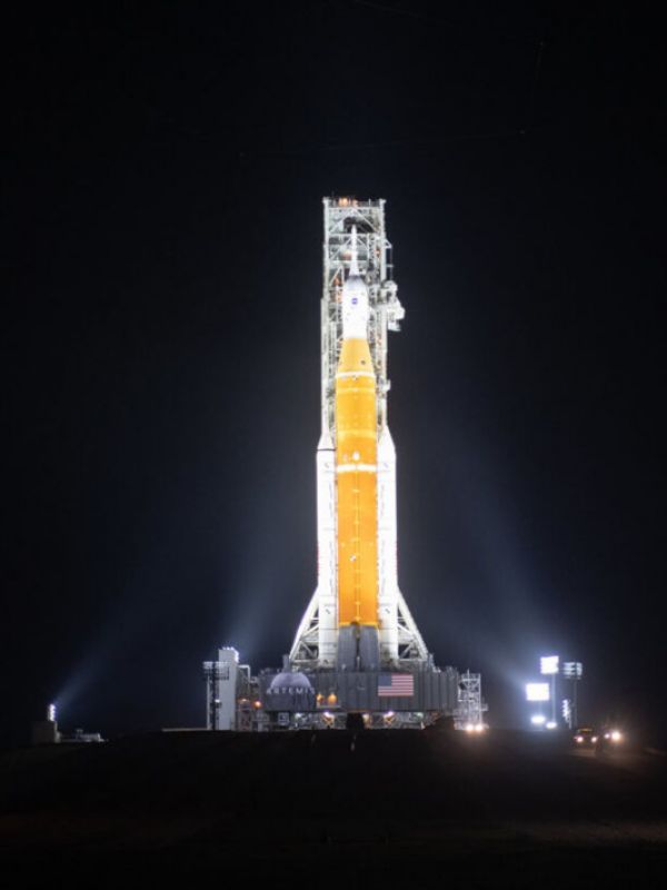 El cohete SLS Artemisa y la nave espacial Orión ya están en la plataforma de lanzamiento