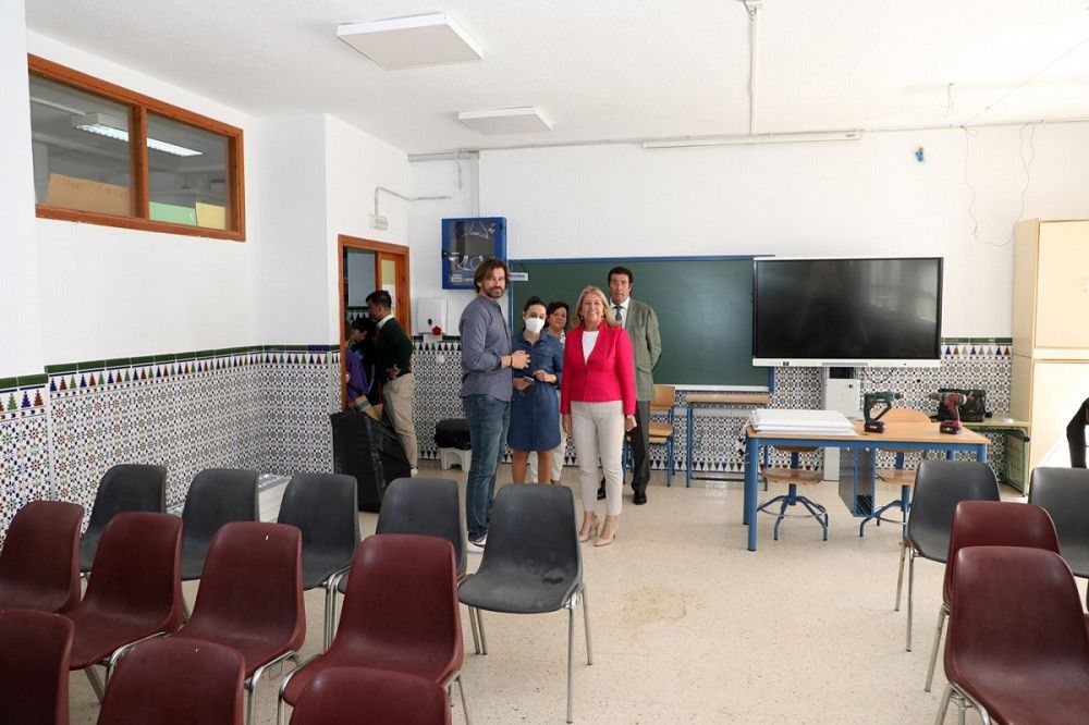 El Ayuntamiento ha acondicionado una sala de usos múltiples en el colegio Platero de Las Chapas