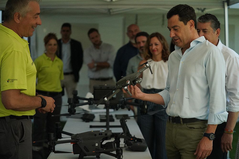 El presidente andaluz visita la Base Litoral del GREA en Benahavís