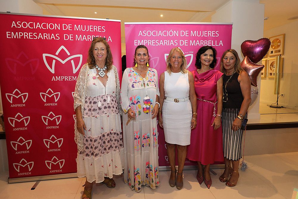 AMPREM entrega el premio Broche de Oro a Sandra García-Sanjuán durante la celebración de su gala anual