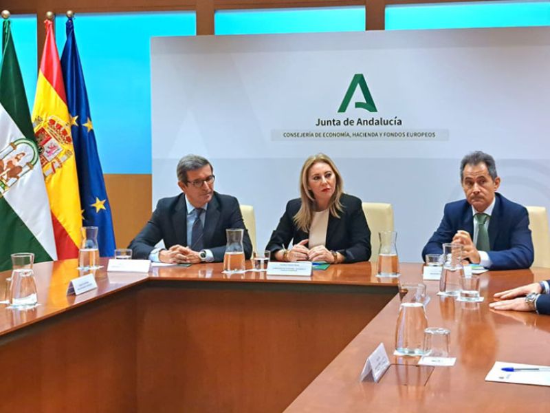 La Junta ahorra 130 millones de euros en su factura eléctrica en los últimos cuatro años