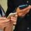 <p style="text-align: justify;">Se trata de perfiles anónimos creados en redes sociales desde los que se comparten memes y vídeos sobre la vida escolar en algunos casos utilizados para señalar y ridiculizar a personas reconocibles para su entorno.</p>
 
<p style="text-align: justify;">La Policía Nacional alerta sobre la utilización de cuentas en redes sociales, conocidas como “curis”, para difundir publicaciones que ridiculizan o humillan a alumnado y profesorado. Esta práctica, presente en algunas redes sociales, puede afectar al bienestar de las personas señaladas y a la convivencia en los centros docentes.</p>
<p style="text-align: justify;">Estos perfiles suelen incorporar el nombre, las siglas o imágenes de un instituto o colegio y comparten memes, dibujos o vídeos sobre situaciones cotidianas en las aulas. Parte de este contenido tiene un carácter humorístico y respetuoso, no obstante la advertencia policial se centra en las publicaciones que se utilizan para atacar, humillar o vejar a personas concretas.</p>
<p style="text-align: justify;">Las burlas sobre el aspecto físico, la difusión de rumores o los montajes vejatorios pueden exponer a la persona afectada ante su entorno escolar. Este tipo de contenido, aunque se utilice una caricatura, un apodo o una referencia a una clase, puede permitir que sus compañeros la reconozcan aunque no aparezcan su fotografía o su nombre completo.</p>
<p style="text-align: justify;">En función de su gravedad y de las circunstancias de cada caso, estas conductas pueden constituir delitos contra la integridad moral o injurias graves, entre otros, así como responsabilidades civiles. El uso de dibujos o la presentación de una publicación como una broma no impiden que se valore su contenido y el daño causado aunque se realice desde un perfil anónimo.</p>
<h3 style="text-align: justify;">Solo reenviar la publicación para denunciar los hechos</h3>
<p style="text-align: justify;">En el caso de haber sido víctima de este tipo de humillaciones se recomienda guardar capturas de pantalla de las publicaciones y comentarios relevantes, procurando que se aprecie el contenido, la fecha y el perfil desde el que se difunden. También es conveniente conservar el nombre de usuario y los enlaces a la cuenta y a las publicaciones, evitando reenviar ese material más allá de lo necesario para comunicar los hechos o aportar las pruebas.</p>
<p style="text-align: justify;">Una vez conservada la información, se deben reportar las publicaciones a través de las herramientas de la plataforma y bloquear a quienes estén hostigando a la persona afectada. Los menores deben comunicar lo ocurrido a un adulto de confianza y al centro educativo, y las personas afectadas y sus familias pueden acudir a la Policía Nacional para denunciar los hechos.</p>