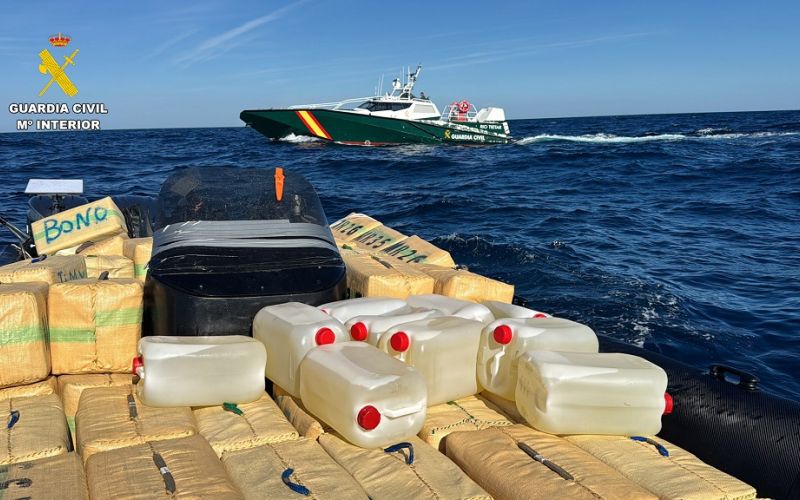 La Guardia Civil intercepta una narcolancha con tres toneladas de hachís en la costa de Huelva