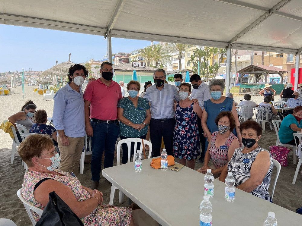 El Guateque playero de la Diputación de Málaga celebra su tercera jornada en Rincón de la Victoria con 300 mayores de municipios del interior
