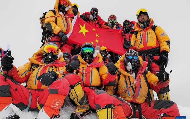 Expedición china alcanza el pico más alto del mundo para investigación científica