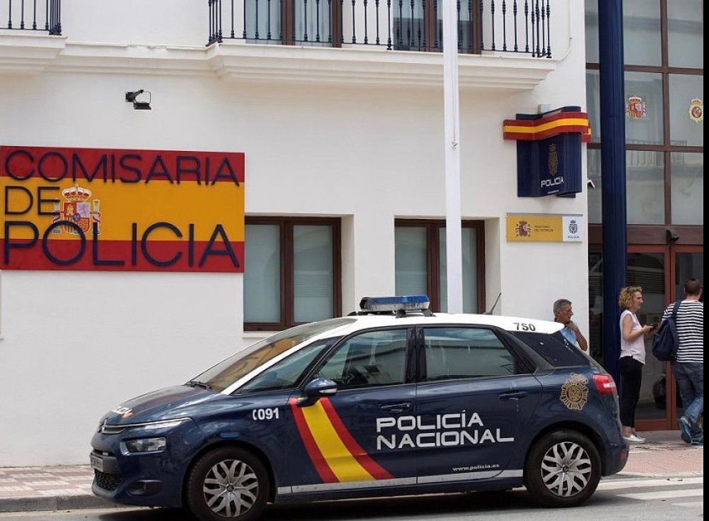 La Policía Nacional detiene en Estepona a un hombre tras rociar con gasolina a su pareja y prender fuego a la vivienda con ella dentro
