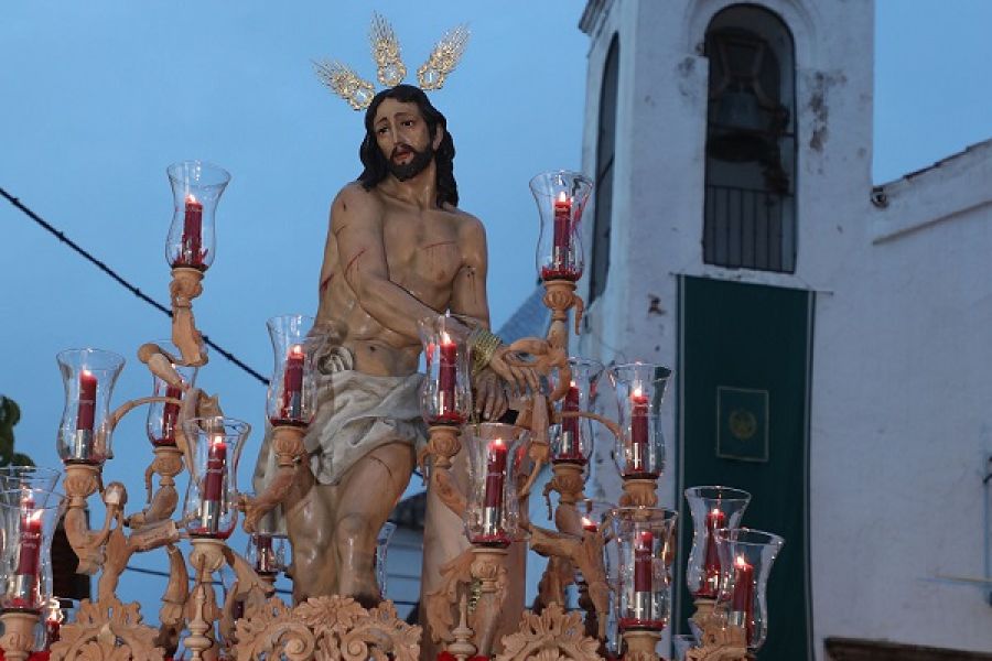 Marbella arropa a la Hermandad de La Columna en su esperado reencuentro con el Barrio Alto