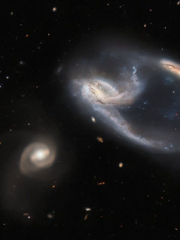 El Hubble detecta un dúo galáctico en forma de nave estelar