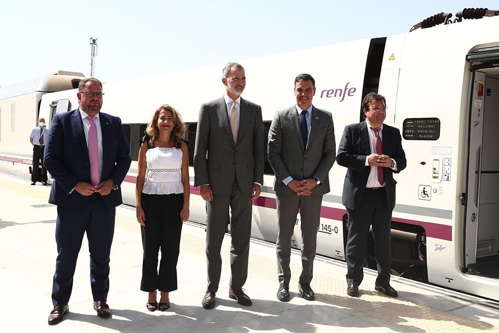 Felipe VI y Pedro Sánchez inauguran el tramo Plasencia-Badajoz, primer hito de la Alta Velocidad en Extremadura