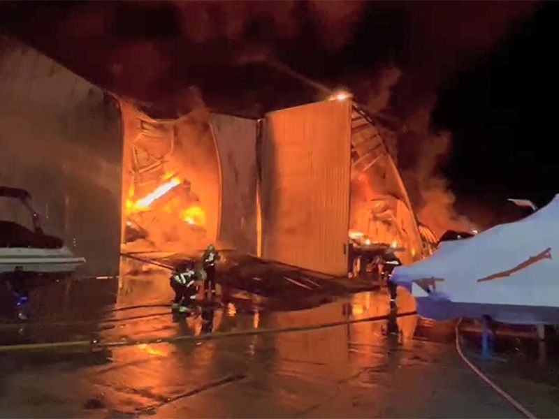 Controlado el incendio en una nave del puerto pesquero