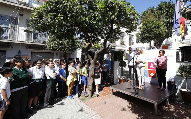 Los escolares de cinco centros educativos del municipio abrieron la sexta edición de Marpoética con un multitudinario recital en el Casco Antiguo