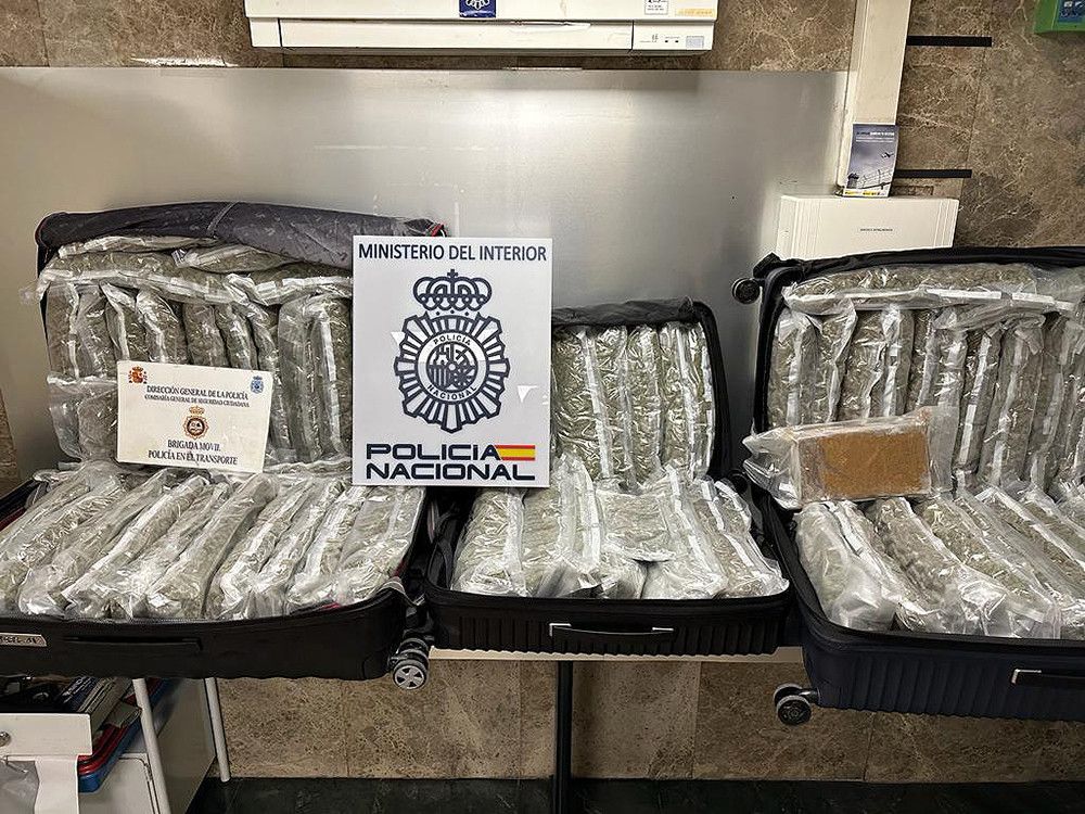 La Policía Nacional detiene a una pareja que pretendía transportar a Francia 37 kilogramos de marihuana y uno de cocaína en un autocar de línea