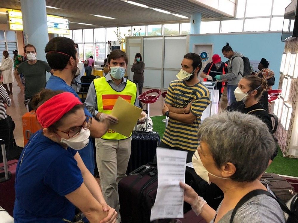 Exteriores acoge en sus instalaciones a turistas españoles que ven retrasado su retorno a España
