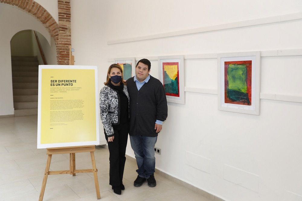 El Hospital Real de la Misericordia alberga la clausura de la exposición Ser diferente es un punto’ que ha recogido una veintena de obras del joven artista Alberto Amate