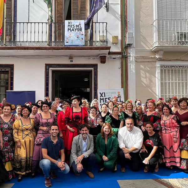 Pizarra acoge el desfile final de Mayores de la Costura’ con los trajes confeccionados por medio centenar de vecinas para sus fiestas patronales