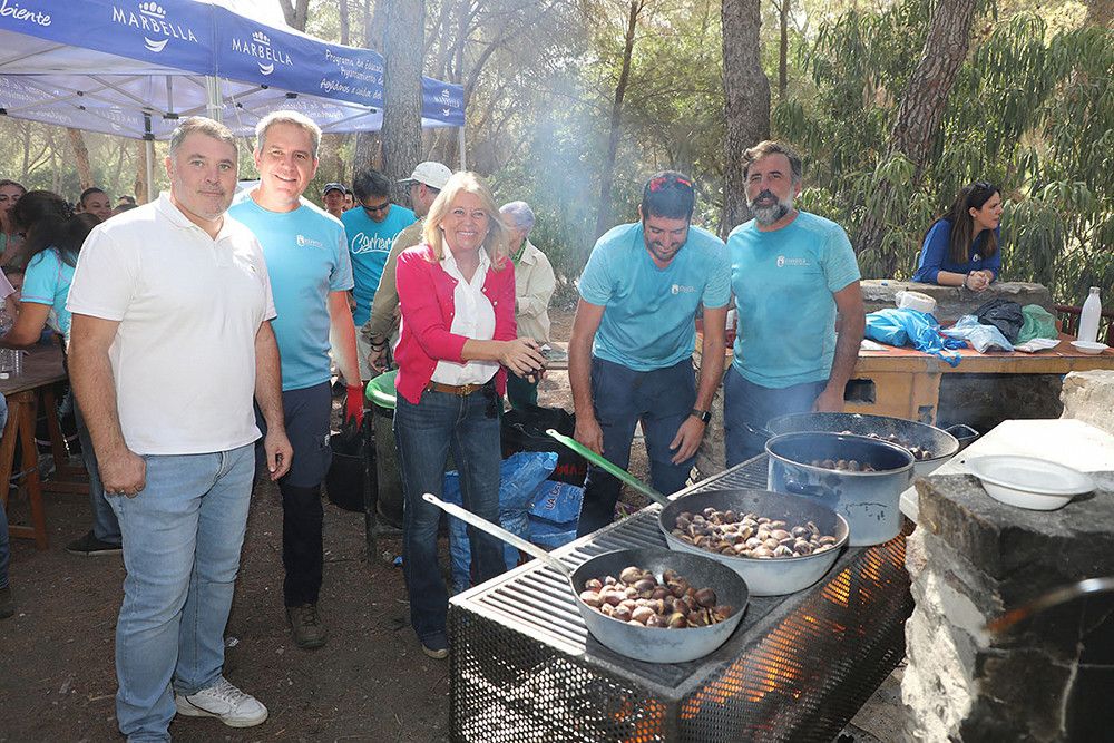 Cientos de personas se reúnen en las fiestas del Tostón en los parques de Nagüeles y Los Tres Jardines