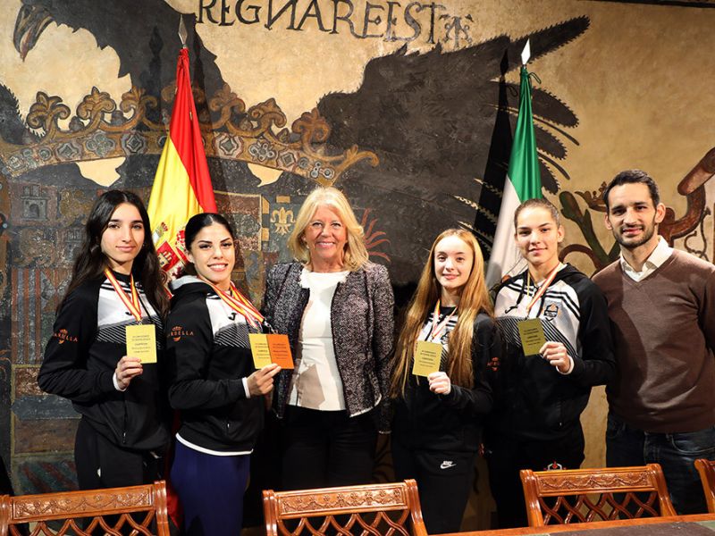 La alcaldesa recibe al equipo marbellí femenino de kárate que acaba de lograr el campeonato de España senior en categoría absoluta