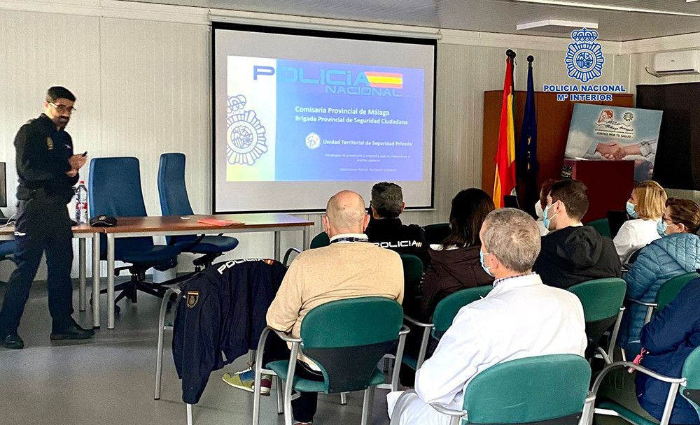La Policía Nacional forma en Málaga y la Axarquía a profesionales de la salud en materia de prevención y autoprotección frente a posibles agresiones