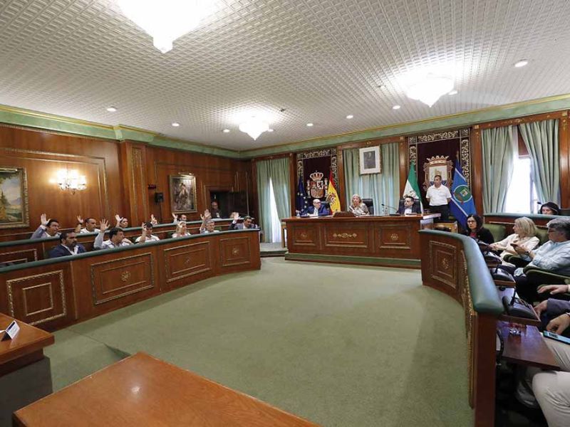 El Pleno aprueba la cesión de una docena de espacios públicos para la celebración de actos electorales y la disposición de 2.100 banderolas para los comicios nacionales del 23 de julio