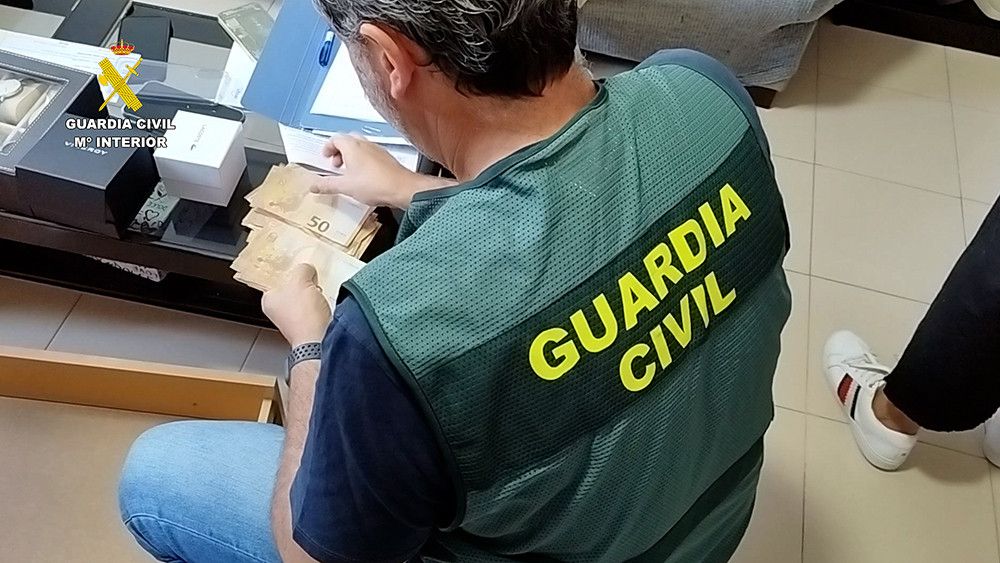 Tres detenidos en Tenerife por estafar a 170 personas a través de los SMS masivos que simulan ser de un banco