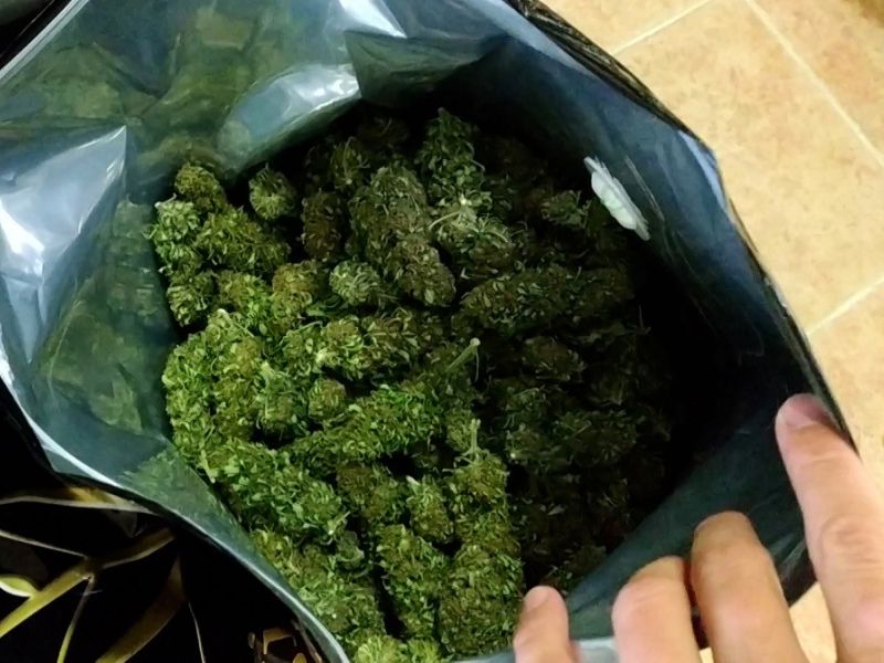La Policía Local detiene a dos personas que arrojaron más de medio kilo de droga por la ventanilla cuando los agentes dieron el alto al vehículo en el que circulaban