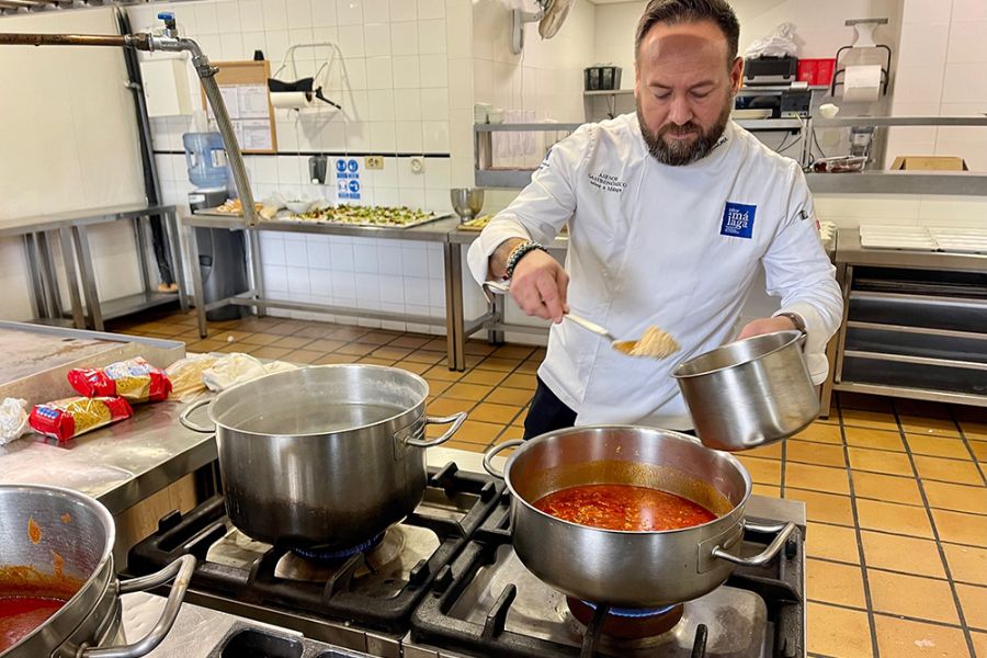 El boquerón victoriano viaja a Santoña, cuna de la anchoa en salazón, donde expertos exhiben sus posibilidades gastronómicas, seña de identidad en ambos destinos