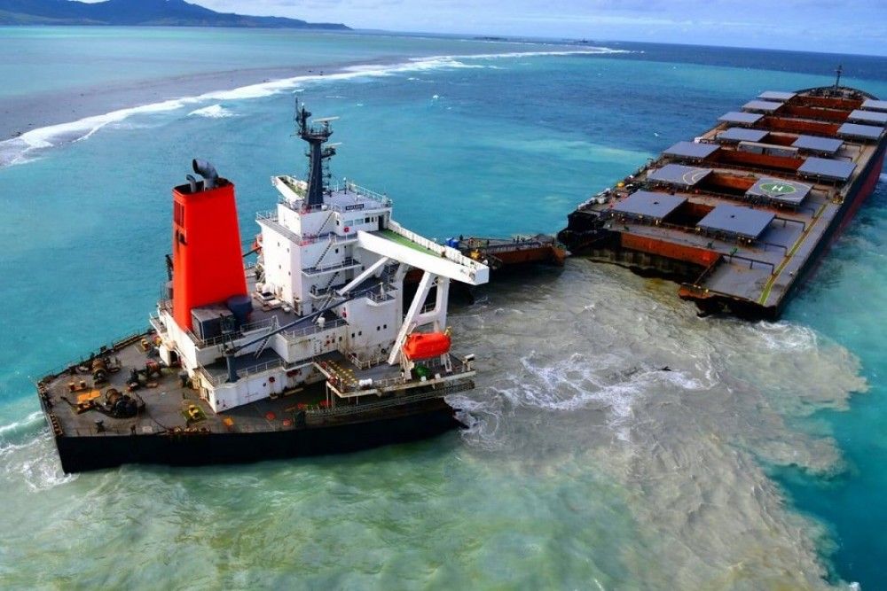 El petrolero Wakashio termina partiéndose en dos en las costas de Isla Mauricio