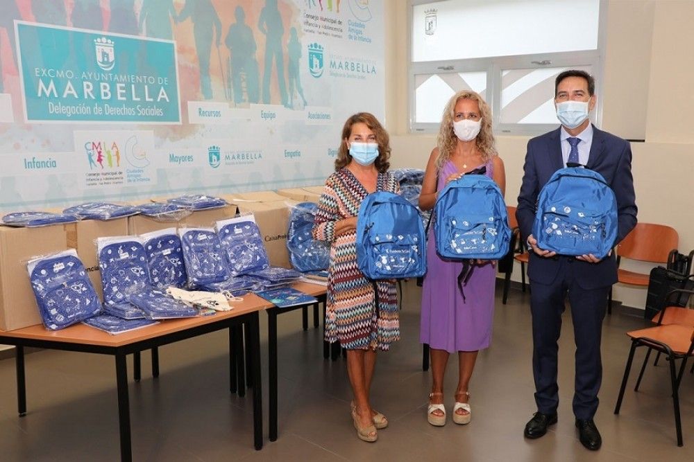 El Ayuntamiento y la Obra Social La Caixa entregan 130 lotes de material escolar para las familias más vulnerables del municipio