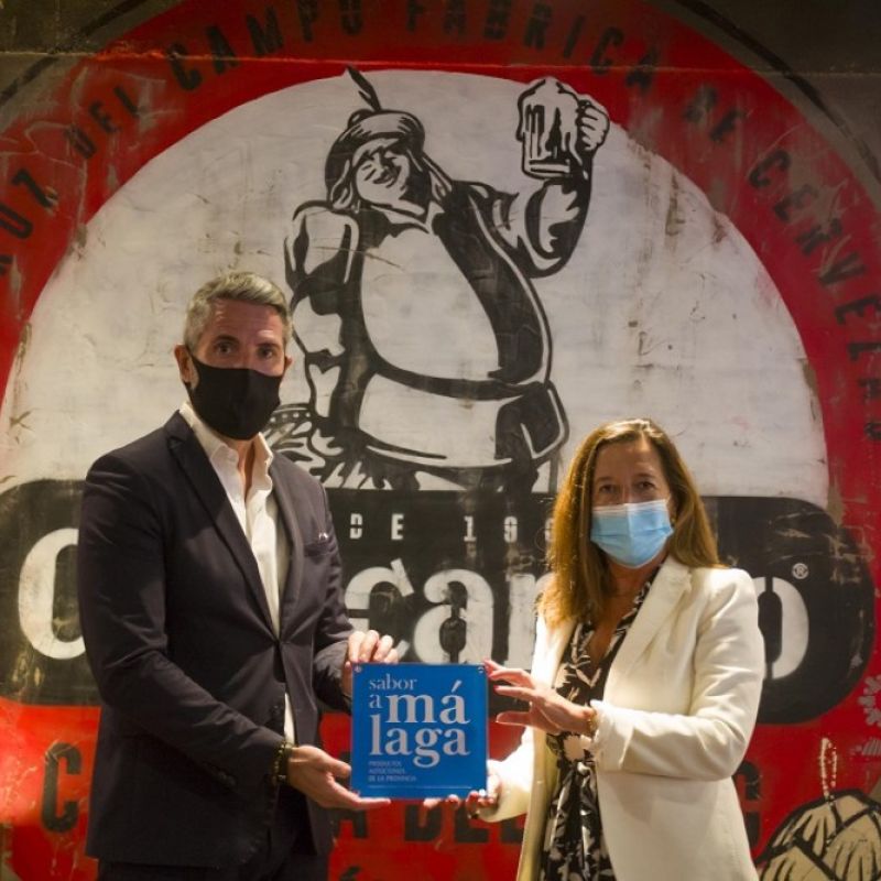 Sabor a Málaga’ entrega su placa distintiva a las cervezas artesanas y con ingredientes malagueños de La Fábrica de Cruzcampo’ de Málaga