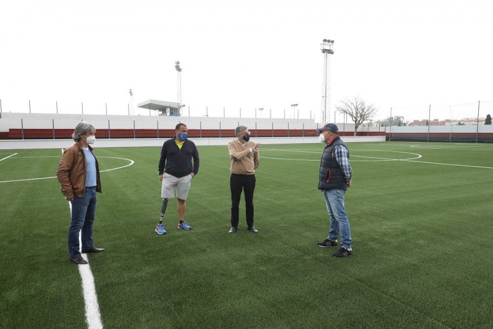El campo de fútbol 7 del polideportivo anexo al estadio municipal de San Pedro Alcántara estrena césped de última generación y un nuevo sistema de riego