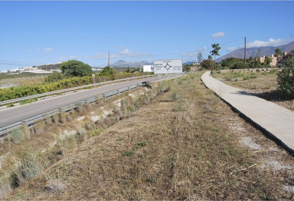La Diputación invierte 533.000 euros en el ajardinamiento de 7.000 metros cuadrados junto a la carretera de entrada a Casares