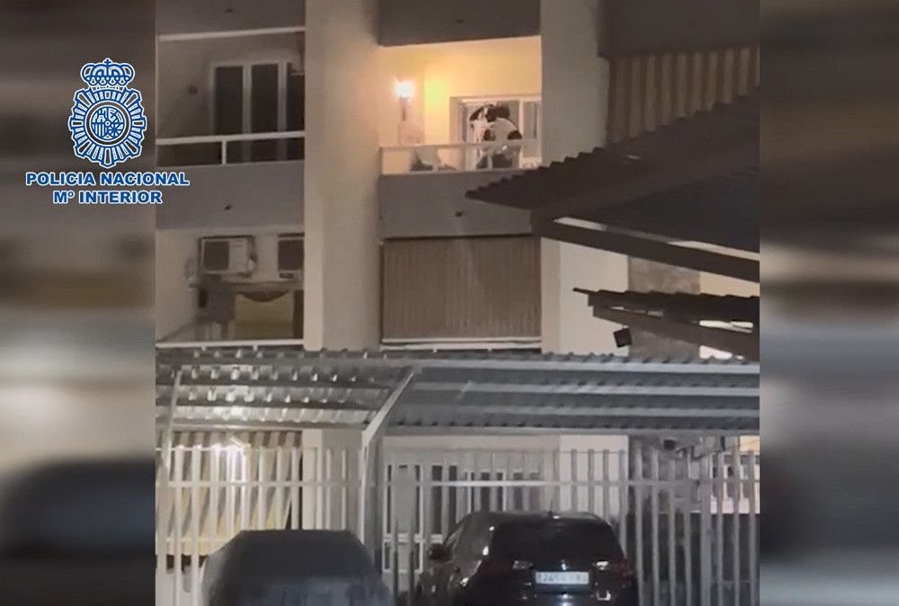 La Policía Nacional logra reducir y detener a un hombre armado tras sembrar el pánico en un piso turístico de Benalmádena