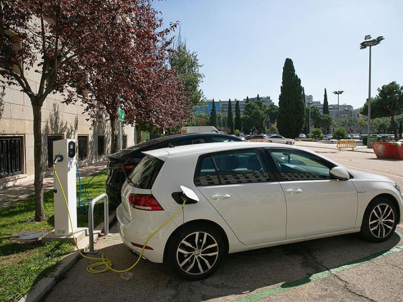 El Ministerio de Transportes dispone de 44 puntos de carga para vehículos y bicicletas eléctricos en el complejo Nuevos Ministerios